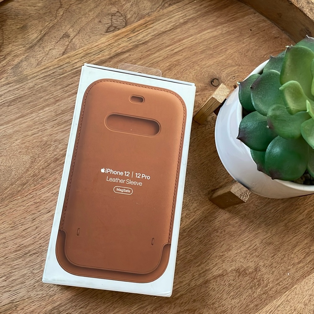 Apple iPhone 12 and 12 Pro Leather Sleeve with MagSafe - Saddle Brown